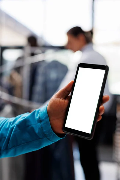 Beyaz Ekranlı Cep Telefonunun Seçici Odak Noktası Modern Butikte Dijital — Stok fotoğraf
