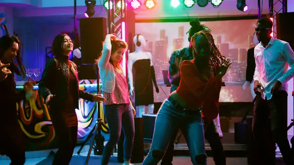 Funky Pessoas Festejando Pista Dança Desfrutando Festa Música Eletrônica Boate — Fotografia de Stock