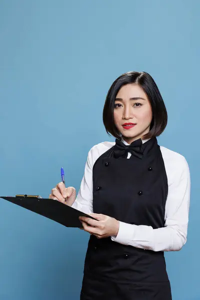 Aantrekkelijke Aziatische Serveerster Neemt Notities Van Bestelling Van Klant Restaurant — Stockfoto