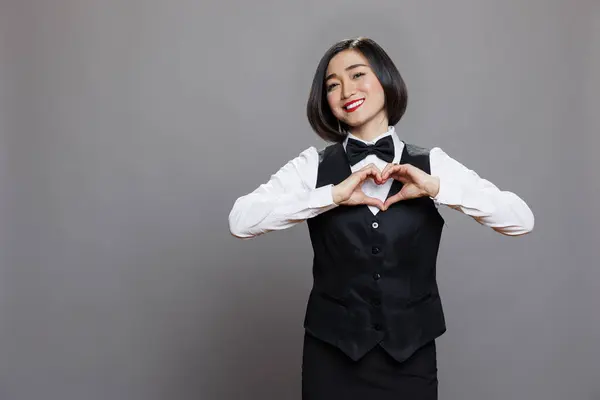 Alegre Sorrindo Asiático Mulher Vestindo Empregada Mesa Uniforme Mostrando Coração — Fotografia de Stock