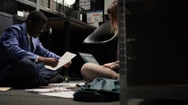 Erkek müfettiş ve kadın polis memuru büroda ellerinde evrak ve dizüstü bilgisayarlarıyla oturmuş, suç soruşturması yürütüyorlar. Dava ipuçları ve kanıtlar çok ırklı dedektifler tarafından incelenir ve tartışılır..