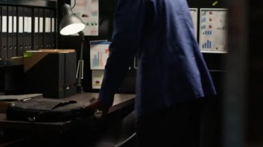 Suç soruşturması konusunda uzman Afrika kökenli Amerikalı adam dosyalarla ve ipuçlarıyla ofise geliyor. Dizüstü bilgisayar çantası taşıyan genç bir dedektif atölyeye giriyor, araştırmaya hazır..