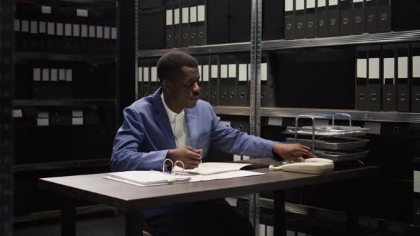 Μαύρος Αστυνομικός Διεξάγει Μια Διακριτική Έρευνα Αναλύει Στοιχεία Και Κάνει — Αρχείο Βίντεο