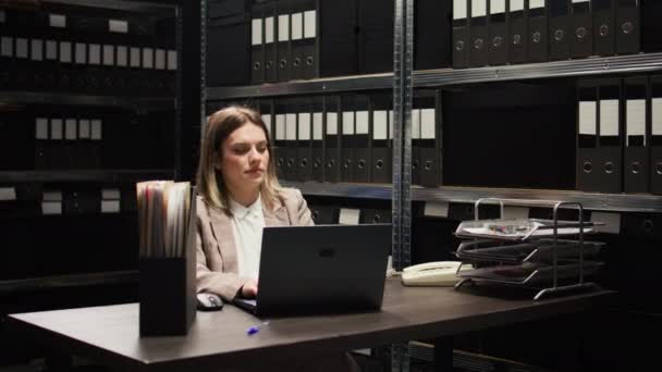 Evidence Room Caucasian Law Officer Analyzes Case Files Exchanges Information — Stock Video