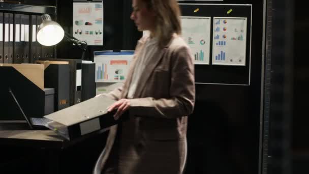 Kadın Özel Dedektif Ofis Alanına Girer Kanıtları Gözden Geçirir Dizüstü — Stok video