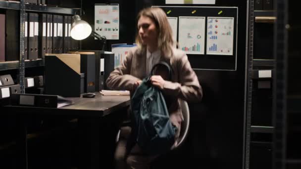 Женщина Инспектор Опытом Уголовных Расследованиях Входит Офис Включает Ноутбук Кавказская — стоковое видео