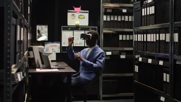 Afrika Kökenli Amerikalı Özel Dedektif Modern Teknolojiyi Kullanarak Kanıt Ipuçları — Stok video