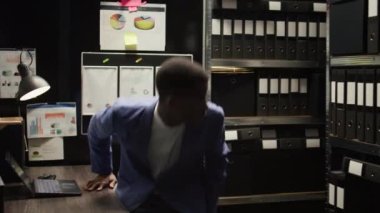 Dedektif, polis departmanındaki gizli bilgilere erişerek suç davasını güçlendirmek için bilgi topluyor. Polis memuru şüpheliyi yakalamak için tanık profili ve sabıka kaydı kullanıyor..