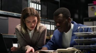 Çeşitli müfettişler gizli bir soruşturma yürütür, kanıtları analiz eder ve kayıtları araştırır. Ofiste, Kafkasyalı ve Afrikalı Amerikalı dedektifler suçu çözmek için birlikte çalışıyorlar..