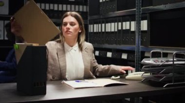 Kafkas özel dedektifi telefon görüşmesine cevap veriyor, adli kanıt raporunu soruyor ve belgeleri inceliyor. Kadın müfettiş dava dosyalarına bakar ve özel bilgileri doğrulamak için sabit hat kullanır..