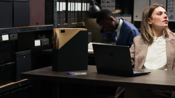 Καυκάσια Αστυνομικός Εξετάζει Φακέλους Υποθέσεων Και Συζητά Πληροφορίες Αφροαμερικανό Αστυνομικό — Αρχείο Βίντεο
