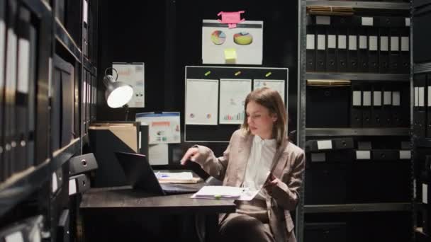 Detective Entra Nell Ufficio Con Cartella Del Caso Esaminando Prove — Video Stock