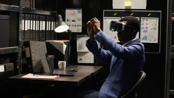 Αφροαμερικανός Ιδιωτικός Ντετέκτιβ Ερευνά Μια Ύποπτη Υπόθεση Χρησιμοποιώντας Προηγμένη Τεχνολογία — Αρχείο Βίντεο