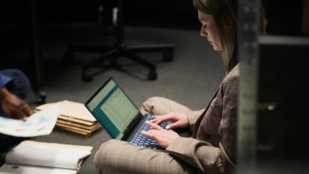 Foque Detetive Particular Feminino Diligentemente Usando Laptop Sala Incidentes Examinando — Vídeo de Stock