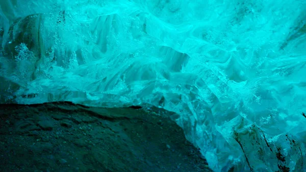 ヴァトナヨークトルの美しい氷は アイスランドの気候変動のために氷の構造の巨大な青い塊を融解させます アイスランドの氷河や北極の風景に影響を与える地球温暖化 手持ち撮影 — ストック写真