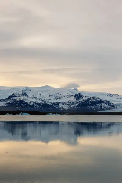 Led Pokryl Svahy Velké Skandinávské Jezero Arktické Oblasti Islandu Zimní — Stock fotografie