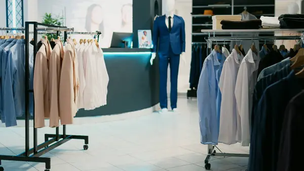 时尚服装店在空旷的购物中心里 各种品牌都有新的现代服装系列 零售商店的正式衬衫和裤子架 打折销售和商业活动 — 图库照片