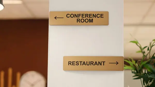 靠近餐厅 会议室和温泉中心的指示标志 旅游度假住宿度假胜地休息室墙壁上的酒店设施标志 举枪朝上 — 图库照片