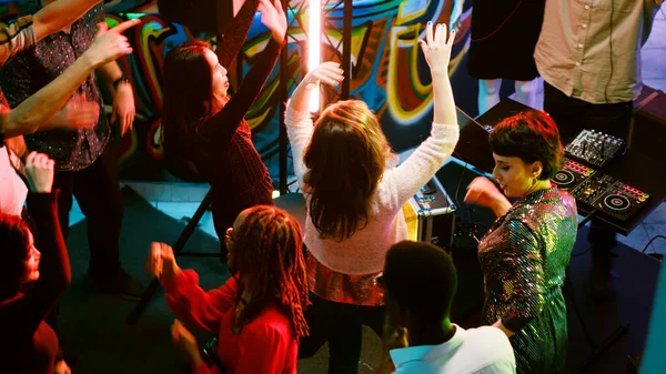 Grupo Jovens Festejando Clube Divertindo Pista Dança Dançando Pessoas Alegres — Fotografia de Stock