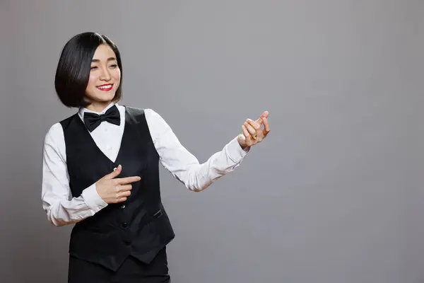 Asiatisk Servitris Klädd Uniform Låtsas Spela Gitarr Samtidigt Som Har — Stockfoto