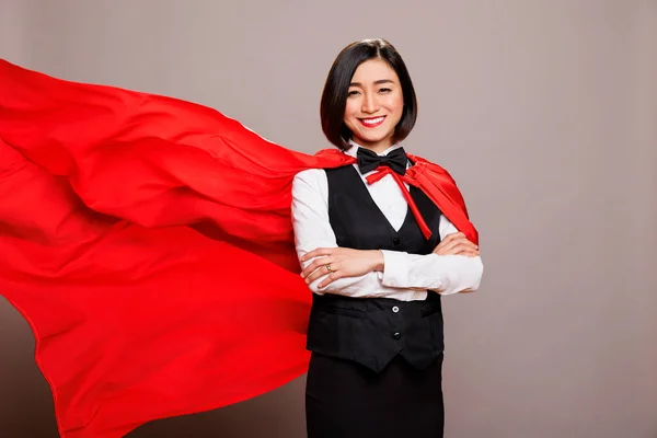 Sorrindo Confiante Asiático Recepcionista Fluttering Superwoman Capa Vermelha Olhando Para — Fotografia de Stock