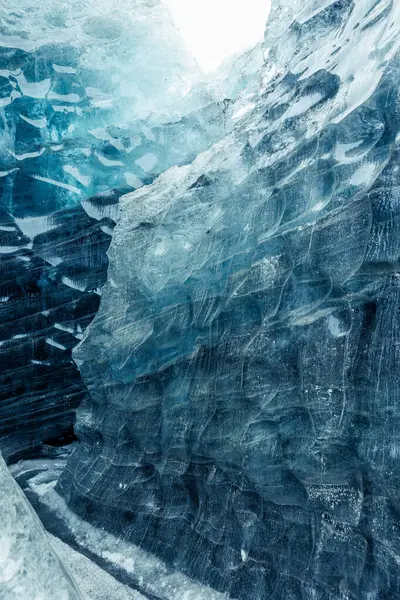 Vatnajokull冰团冰冻的自然 冰块的裂缝和结冰的冰川洞穴 在雪顶和冰山的巨大裂缝中 冰河景观中的冰川结构 — 图库照片