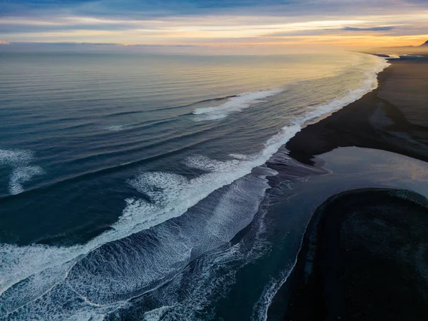 Беспилотник Выстрел Арктического Черного Песчаного Пляжа Океанские Волны Встречает Землю — стоковое фото