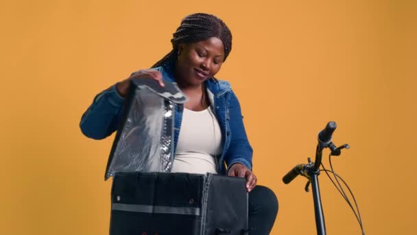 Koš Ovoce Jemně Vynášen Tašky Jídlo Afroamerickým Poslíčkem Kole Žena — Stock video
