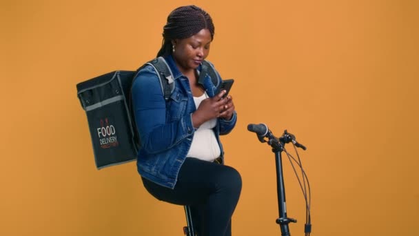 Mulher Afro Americana Saudável Com Bolsa Nas Costas Usando Comunicação — Vídeo de Stock