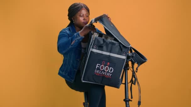 Μαύρη Γυναίκα Ποδήλατο Παραδίδει Προσεκτικά Φρέσκο Γεύμα Takeout Courier Τσάντα — Αρχείο Βίντεο