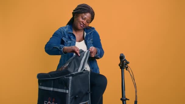 Enthousiaste Zwarte Vrouw Die Fiets Gebruikt Voor Het Aanvraag Leveren — Stockvideo