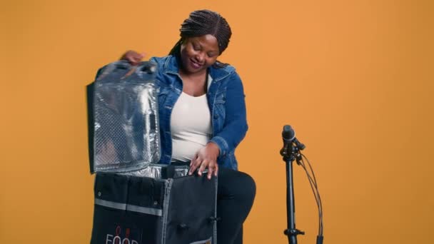 아프리카계 미국인 부드럽게 가방에서 바구니를 배달을위한 신선하고 건강한 제품의 상자를 — 비디오