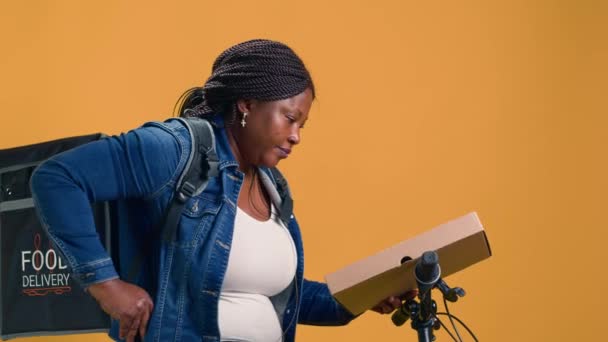 Своєму Велосипеді Афроамериканський Кур Доставляє Замовлення Виїзд Використовуючи Бездротовий Платіжний — стокове відео