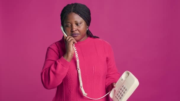 Портрет Чорної Жінки Рожевому Светрі Стоїть Телефоном Розчаровується Обговоренні Молода — стокове відео