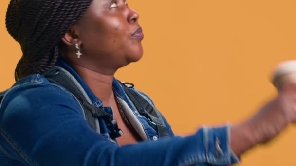 Женщина Курьер Африканской Этнической Принадлежностью Катается Велосипеде Потягивая Кофе Перед — стоковое видео