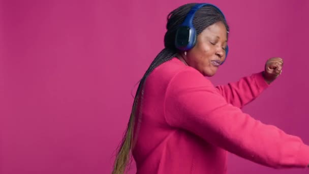Mulher Negra Alegre Usando Fones Ouvido Modernos Movendo Divertindo Senhora — Vídeo de Stock