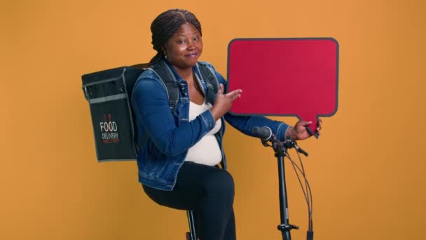 Mujer Negra Entusiasta Con Bolsa Reparto Comida Espalda Sentada Haciendo — Vídeos de Stock