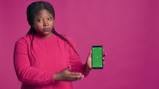 Γυναικεία Αφρικανική Αμερικανική Ομορφιά Κατέχει Κάθετα Κινητή Συσκευή Εμφανίζει Πράσινη — Αρχείο Βίντεο