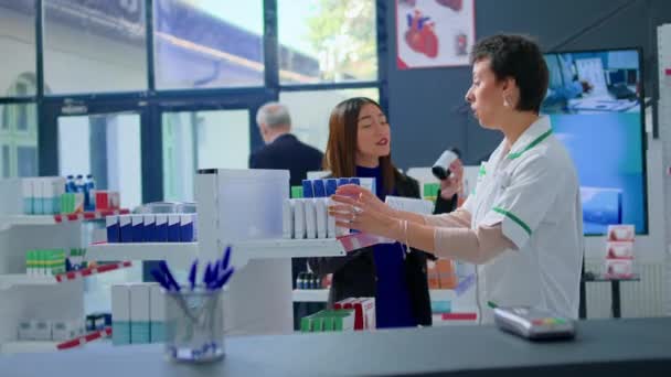 Obchodnice Lékárně Žádá Lékárníka Lékařské Znalosti Zatímco Ona Zařizuje Zboží — Stock video