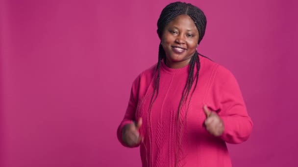 Kvinna Med Afrikansk Amerikansk Etnicitet Visar Tummen Upp Med Ett — Stockvideo