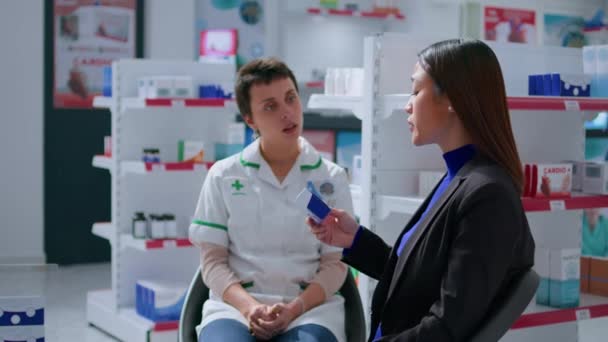 증상을 치료하기 그녀의 제품을 환자와 약국에서 화학자 직원에게서 표시를 아시아 — 비디오
