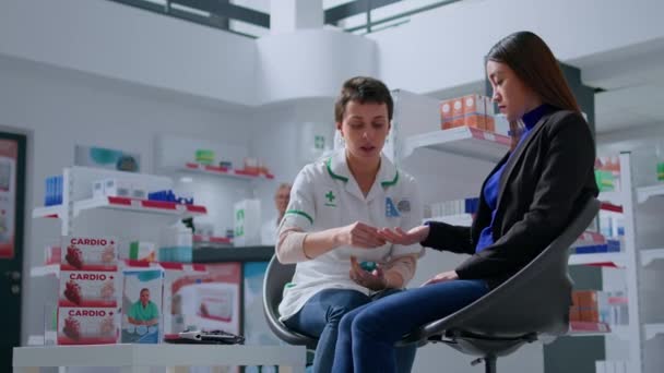 Erfaren Farmaceut Apoteket Använder Medicinsk Utrustning För Att Kontrollera Patientens — Stockvideo