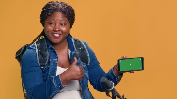 Vennlig Svart Kvinne Horisontalt Bærer Levering Mobiltelefon Enhet Som Viser – stockvideo