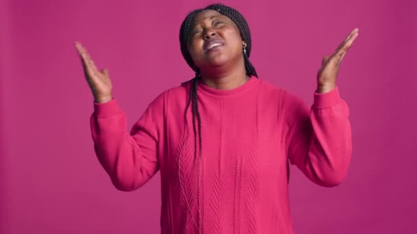 Jeune Femme Origine Afro Américaine Debout Priant Avec Fidélité Sur — Video