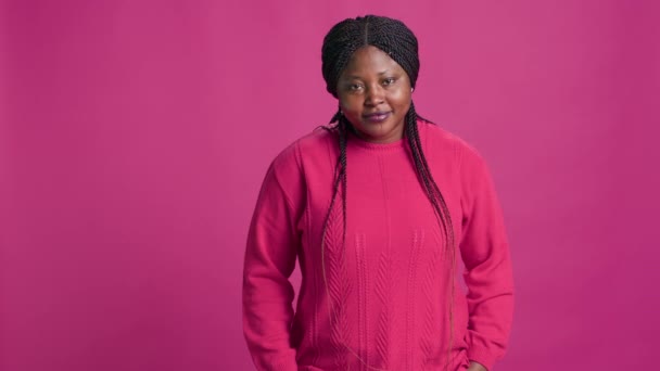 Stylowa Afroamerykanka Pozująca Żywym Różowym Swetrze Oszałamiającego Zdjęcia Portret Młodej — Wideo stockowe