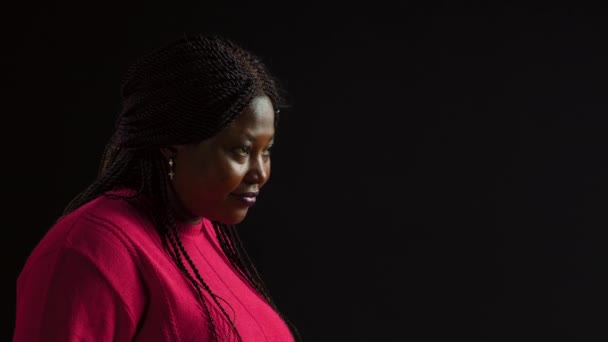 Mujer Afroamericana Confiada Posa Para Retrato Encantador Con Suéter Rosa — Vídeo de stock