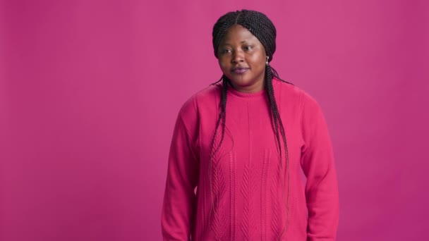 视频记录了流行的非洲美容师拥抱粉色毛衣时尚 在充满活力的背景下自信地摆出姿势 黑人女人咯咯地笑着 给拍照增添了真实感 — 图库视频影像