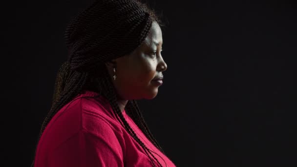 Вид Сбоку Портрет Гламурной Черной Женщины Скрещивающей Руки Груди Изолированном — стоковое видео