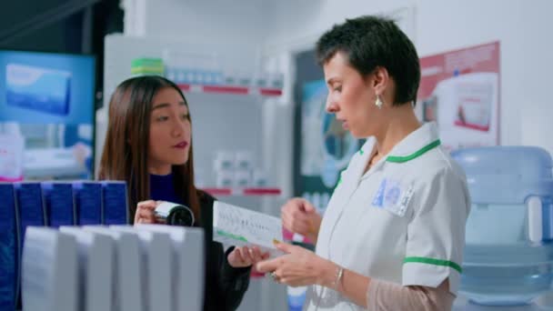 Клиент Аптеке Спрашивает Фармацевта Медицинское Мнение Нуждается Лечении Головной Боли — стоковое видео