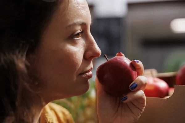 妇女在低碳足迹的零废品商店闻到有机农场种植苹果的味道 客户测试当地街坊的水果是否新鲜 是否免费除害 — 图库照片